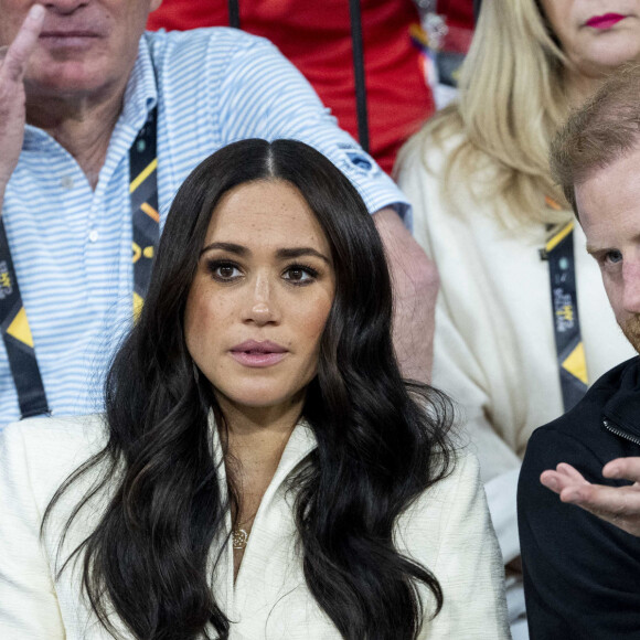 Le prince Harry et Meghan Markle assistent à la finale d'athlétisme, au deuxième jour des Invictus Games 2020 à La Haye, le 17 avril 2022. 