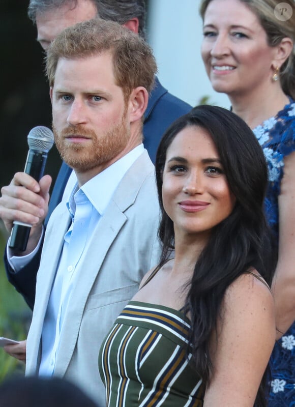 Ils ont donc interdiction de récolter et reverser des fonds si la situation n'est pas réglée. De leur côté, Meghan et Harry estiment que le chèque, qu'ils ont pourtant envoyé, s'est perdu
Le prince Harry, duc de Sussex, et Meghan Markle, duchesse de Sussex, lors d'une réception dans les jardins de la résidence du haut-commissaire britannique au Cap, Afrique du Sud, le 24 septembre 2019. 