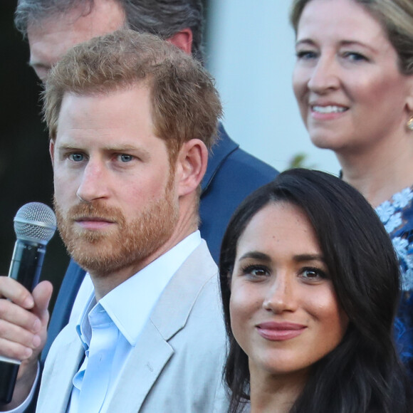 Ils ont donc interdiction de récolter et reverser des fonds si la situation n'est pas réglée. De leur côté, Meghan et Harry estiment que le chèque, qu'ils ont pourtant envoyé, s'est perdu
Le prince Harry, duc de Sussex, et Meghan Markle, duchesse de Sussex, lors d'une réception dans les jardins de la résidence du haut-commissaire britannique au Cap, Afrique du Sud, le 24 septembre 2019. 