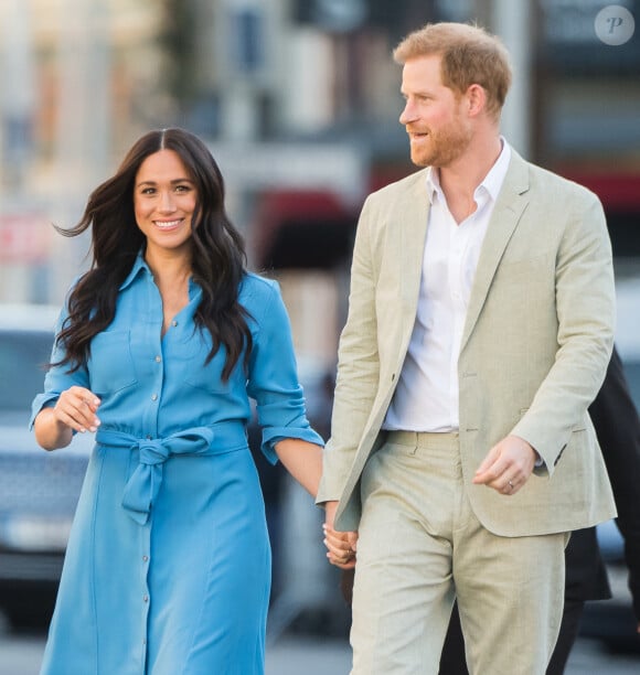 Le prince Harry, duc de Sussex, et Meghan Markle, duchesse de Sussex, visitent le quartier de Bo Kaap dit "Cape Malay" au Cap, Afrique du Sud, le 23 septembre 2019. lors d'une visite officielle du couple en Afrique du Sud. Pendant plus de cent ans, différentes communautés ont cohabité dans ce quartier. Le district est devenu réputé pour sa culture, sa musique et sa cuisine dynamiques. En 1966, le gouvernement a déclaré le district 6 réservé aux Blancs et plus de 60 000 habitants ont été déplacés de force et transférés dans le canton de Cape Flats. Le couple a aussi visité le musée du district six (District Six Museum). 