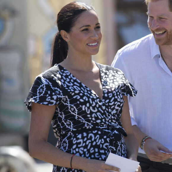 Le prince Harry et Meghan Markle visitent le township de Nyanga, Afrique du Sud le 23 septembre 2019. Leur premier rendez-vous en Afrique du Sud est une initiative du Justice Desk de Nyanga. Cette ONG enseigne aux enfants leurs droits et leur sécurité. Elle propose des cours d'auto-defense et une formation à l'autonomie des femmes pour les jeunes filles de la communauté. Le Justice Desk est soutenu par le Queen's Commonwealth Trust dont le duc de Sussex est président et la duchesse vice-présidente. Jusque là, le bureau a aidé environ 35 000 personnes. Le duc et la duchesse ont fait le tour à pied des diverses activités proposées par le Justice Desk. 