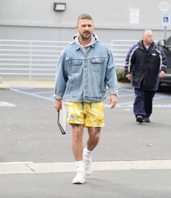 Exclusif - Shia LaBeouf récupère un courrier à l'agence FedEx à Pasadena, le 25 janvier 2024. 