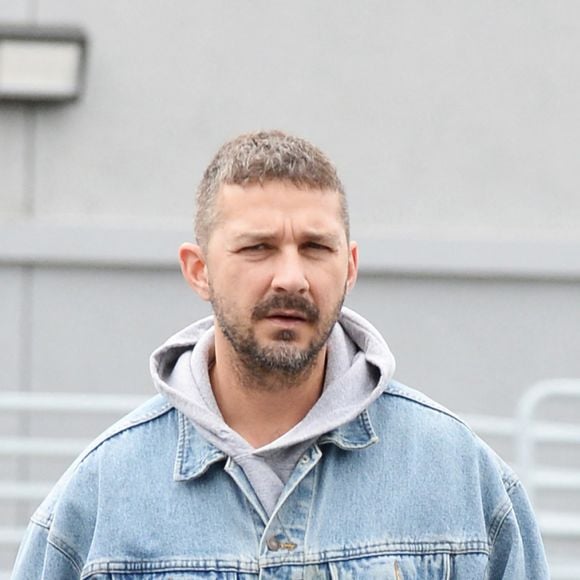 Exclusif - Shia LaBeouf récupère un courrier à l'agence FedEx à Pasadena, le 25 janvier 2024. 