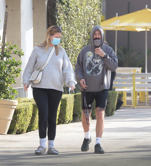 Exclusif - Shia LaBeouf et sa fiancée Mia Goth (enceinte) font du shopping à Pasadena, Los Angeles, Californie, Etats-Unis, le 10 janvier 2022. 