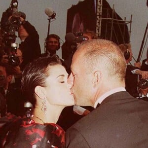 Demi Moore et Bruce Willis en ont profité pour montrer tout l'amour qu'ils se portent devant les photographes

Bruce Willis et Demi Moore au 50e Festival de Cannes en 1997 pour le film, Le Cinquième élément.