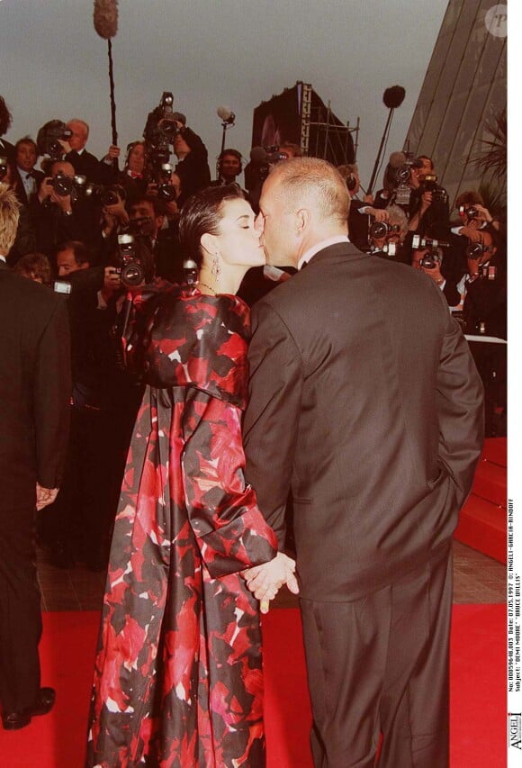 Demi Moore et Bruce Willis en ont profité pour montrer tout l'amour qu'ils se portent devant les photographes

Bruce Willis et Demi Moore au 50e Festival de Cannes en 1997 pour le film, Le Cinquième élément.