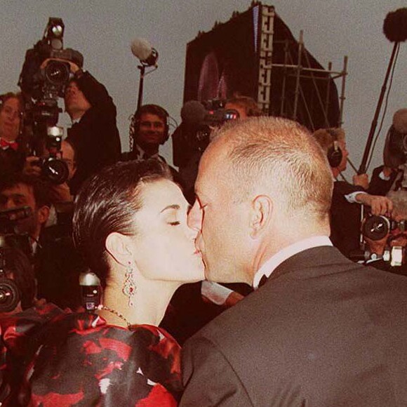 Demi Moore et Bruce Willis en ont profité pour montrer tout l'amour qu'ils se portent devant les photographes

Bruce Willis et Demi Moore au 50e Festival de Cannes en 1997 pour le film, Le Cinquième élément.