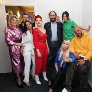 Lucie Bernardoni, Malika Benjelloun, Cécile Chaduteau, Adeline Toniutti, Marlène Schaff, Pierre de Brauer, Coach Joe et Michaël Goldman lors d'un prime de la "Star Academy"