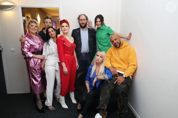 Lucie Bernardoni, Malika Benjelloun, Cécile Chaduteau, Adeline Toniutti, Marlène Schaff, Pierre de Brauer, Coach Joe et Michaël Goldman lors d'un prime de la "Star Academy"