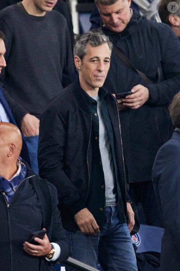 Sur Instagram, une sortie publique étonnante de Michaël Goldman a fait réagir sa complice...
Michael Goldman - Célébrités dans les tribunes lors du quart de finale aller de Ligue des champions: Le PSG s'est incliné à domicile face au FC Barcelone (2-3) au Parc des Princes à Paris le 10 avril 2024. © Cyril Moreau/Bestimage