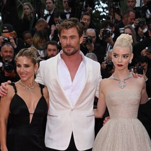 Le couple a pris la pose avec l'autre star du film, Anya Taylor-Joy

Elsa Pataky, Chris Hemsworth, Anya Taylor-Joy à l'avant-première mondiale de "Furiosa : Une saga Mad Max" lors du Festival de Cannes, le 15 mai 2024. Photo: Doug Peters/PA Wire.