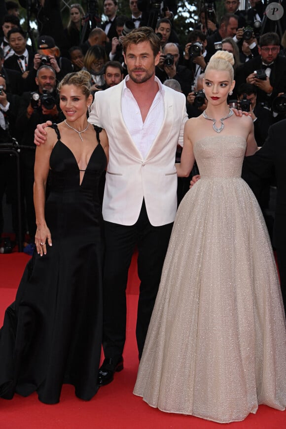 Le couple a pris la pose avec l'autre star du film, Anya Taylor-Joy

Elsa Pataky, Chris Hemsworth, Anya Taylor-Joy à l'avant-première mondiale de "Furiosa : Une saga Mad Max" lors du Festival de Cannes, le 15 mai 2024. Photo: Doug Peters/PA Wire.