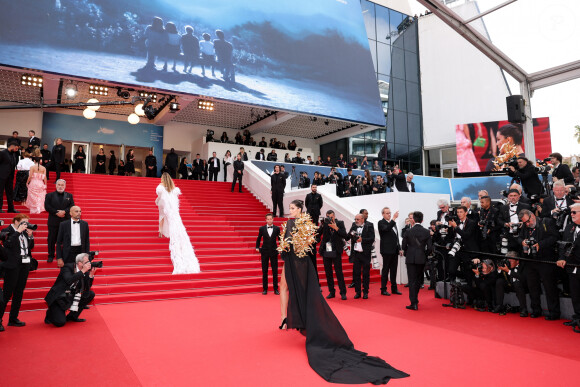 Iris Mittenaere - Montée des marches du film " Furiosa : A Mad Max Saga " lors du 77ème Festival International du Film de Cannes, au Palais des Festivals à Cannes. Le 15 mai 2024 © Jacovides-Moreau / Bestimage 