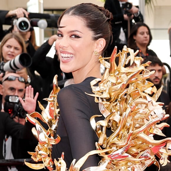 Quel look proposé par Iris Mittenaere ce mercredi à Cannes pour "Furiosa" !
Iris Mittenaere - Montée des marches du film " Furiosa : A Mad Max Saga " lors du Festival International du Film de Cannes, au Palais des Festivals à Cannes.  © Jacovides-Moreau / Bestimage 