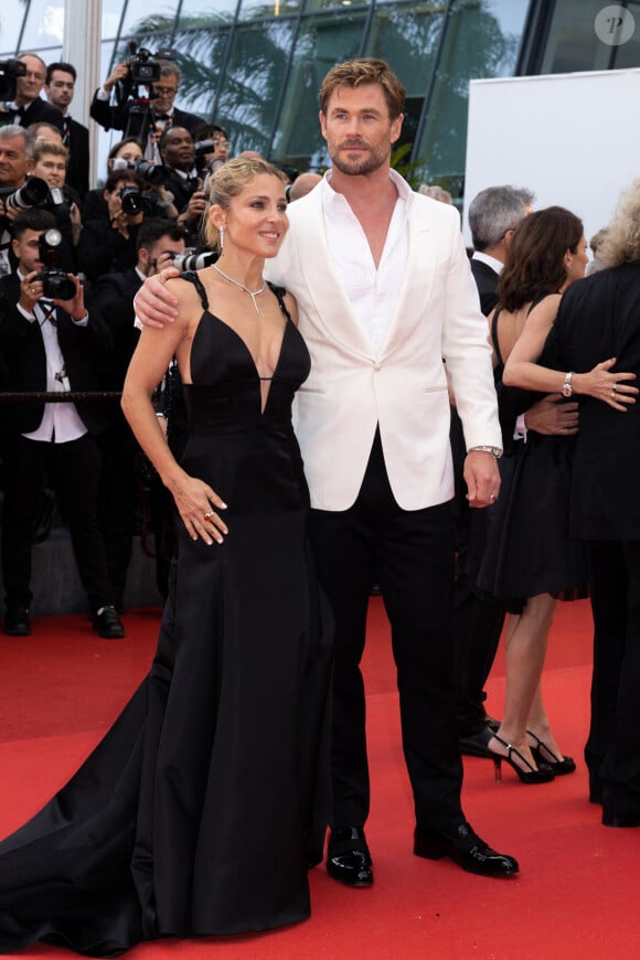 A noter aussi les présences d'Elsa Pataky et son mari Chris Hemsworth.
Elsa Pataky et son mari Chris Hemsworth - Montée des marches du film " Furiosa : A Mad Max Saga " pour la cérémonie d'ouverture du 77ème Festival International du Film de Cannes, au Palais des Festivals à Cannes. Le 15 mai 2024 © Olivier Borde / Bestimage 