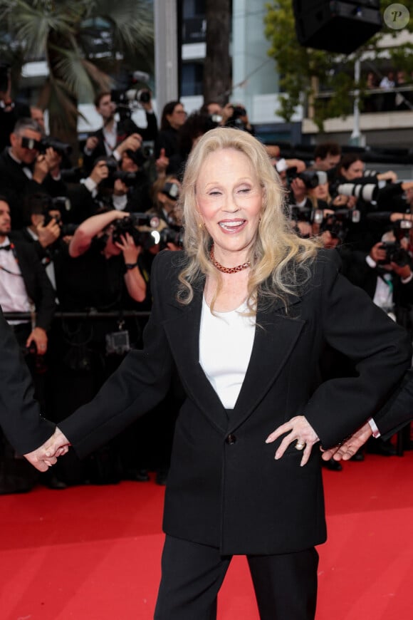 Faye Dunaway - Montée des marches du film " Furiosa : A Mad Max Saga " lors du 77ème Festival International du Film de Cannes, au Palais des Festivals à Cannes. Le 15 mai 2024 © Jacovides-Moreau / Bestimage 