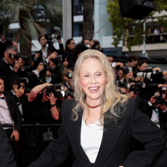 Faye Dunaway - Montée des marches du film " Furiosa : A Mad Max Saga " lors du 77ème Festival International du Film de Cannes, au Palais des Festivals à Cannes. Le 15 mai 2024 © Jacovides-Moreau / Bestimage 