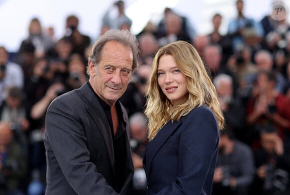 Quentin Dupieux et ses comédiens ont visiblement sabordé volontairement la conférence de presse de leur film
Vincent Lindon et Léa Seydoux - Photocall du film "Le deuxième acte", présenté hors compétition, lors du 77ème Festival International du Film de Cannes (14 - 25 mai 2024), le 15 mai 2024. 