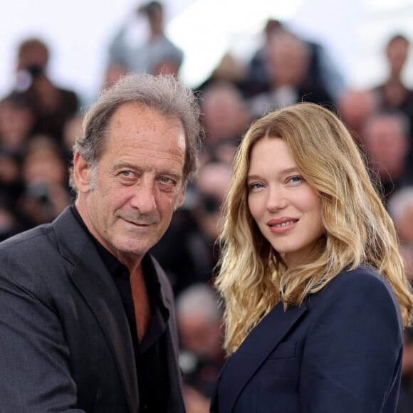 Quentin Dupieux et ses comédiens ont visiblement sabordé volontairement la conférence de presse de leur film
Vincent Lindon et Léa Seydoux - Photocall du film "Le deuxième acte", présenté hors compétition, lors du 77ème Festival International du Film de Cannes (14 - 25 mai 2024), le 15 mai 2024. 