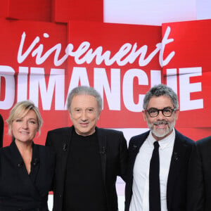 Exclusif - Bruce Toussaint, Anne-Elisabeth Lemoine, Michel Drucker, Manu Payet et Emmanuel Chaunu - Enregistrement de l'émission "Vivement Dimanche", présentée par M.Drucker et diffusée le 19 novembre sur France 3, au Studio Gabriel à Paris © Guillaume Gaffiot / Bestimage