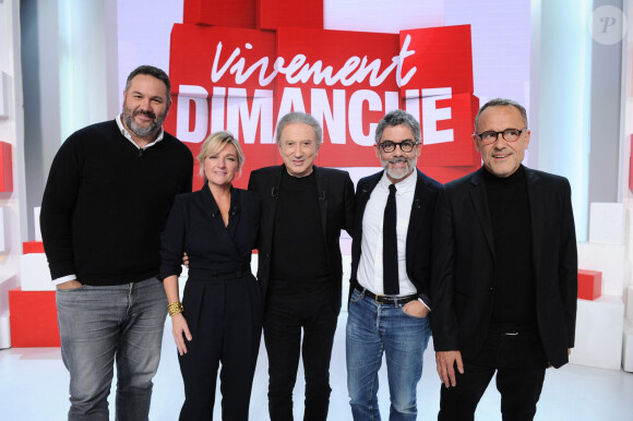 Exclusif - Bruce Toussaint, Anne-Elisabeth Lemoine, Michel Drucker, Manu Payet et Emmanuel Chaunu - Enregistrement de l'émission "Vivement Dimanche", présentée par M.Drucker et diffusée le 19 novembre sur France 3, au Studio Gabriel à Paris © Guillaume Gaffiot / Bestimage