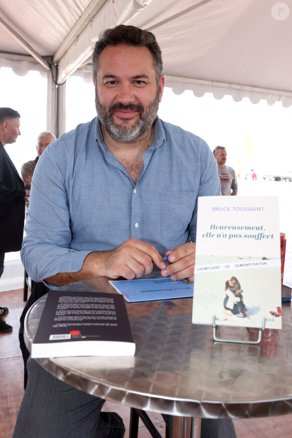 Exclusif - Bruce Toussaint pour la signature de son livre "Heureusement, elle n'a pas souffert" le 6 mai 2023 à Arcachon, lors du Rendez vous littéraire "La plage aux écrivains". © Jean-Marc Lhomer / Bestimage 