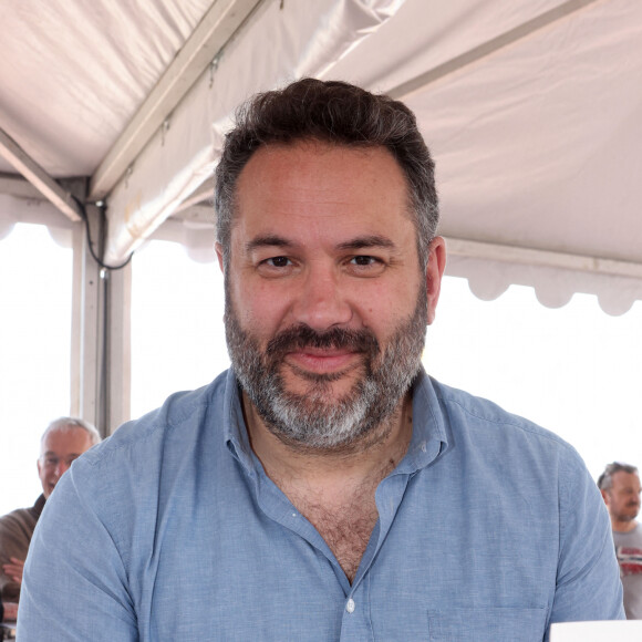 Exclusif - Bruce Toussaint pour la signature de son livre "Heureusement, elle n'a pas souffert" le 6 mai 2023 à Arcachon, lors du Rendez vous littéraire "La plage aux écrivains". © Jean-Marc Lhomer / Bestimage 