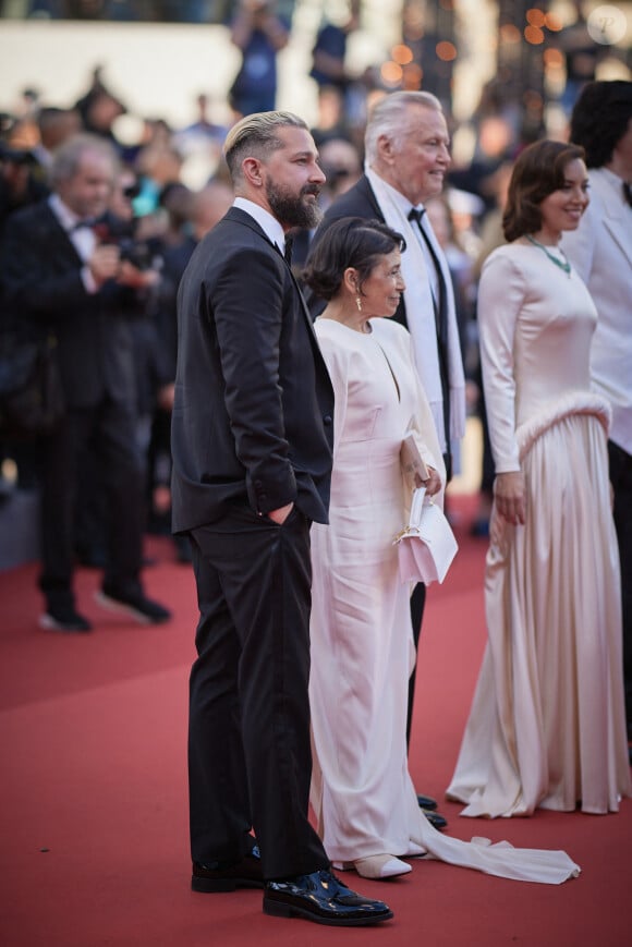 Shia LaBeouf, Kathryn Hunter - Montée des marches du film " Megalopolis " lors du 77ème Festival International du Film de Cannes, au Palais des Festivals à Cannes. Le 16 mai 2024 © Jacovides-Moreau / Bestimage 