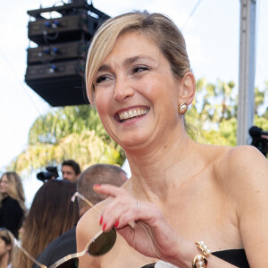 Sur le tapis rouge, Julie Gayet est apparue dans un look vintage, une petite robe noire sertie d'une fleur blanche au niveau du décolleté et d'une ceinture en perles nacrées.
Julie Gayet - Montée des marches du film " Megalopolis " pour la cérémonie d'ouverture du 77ème Festival International du Film de Cannes, au Palais des Festivals à Cannes.