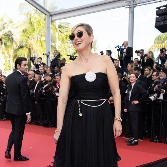 Julie Gayet - Montée des marches du film " Megalopolis " pour la cérémonie d'ouverture du 77ème Festival International du Film de Cannes, au Palais des Festivals à Cannes. Le 16 mai 2024 © Olivier Borde / Bestimage 