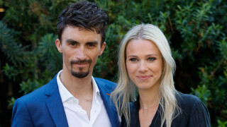 Marion Rousse en larmes devant le triomphe de Julian Alaphilippe, leur fils Nino témoin : elle n'oublie pas de lancer une pique