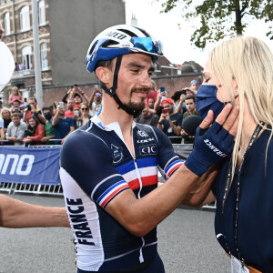 De son côté, Julian Alaphilippe a délivré un beau message : "Je suis très touché. La résilience... n'oubliez jamais la résilience"

Marion Rousse et Alaphilippe Julian - Championnats du Monde UCI - Elite Hommes en Belgique le 26 septembre 2021.