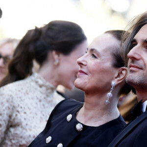 Même s'il a grandi dans le monde du cinéma avec sa mère, Carole Bouquet.
Dimitri Rassam et sa mère Carole Bouquet - Montée des marches du film " Megalopolis " lors du 77ème Festival International du Film de Cannes, au Palais des Festivals à Cannes. Le 16 mai 2024 © Jacovides-Moreau / Bestimage 