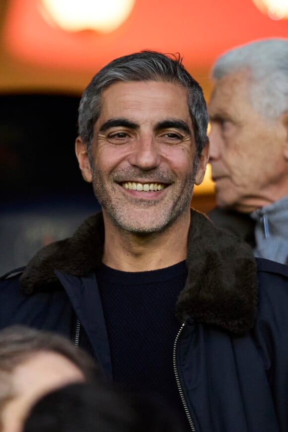 Son nouveau spectacle s'appelle "Authentique".
Ary Abittan - Célébrités dans les tribunes du match de Ligue 1 Uber Eats "PSG-Lyon" (4-1) au Parc des Princes à Paris le 21 avril 2024. © Cyril Moreau/Bestimage