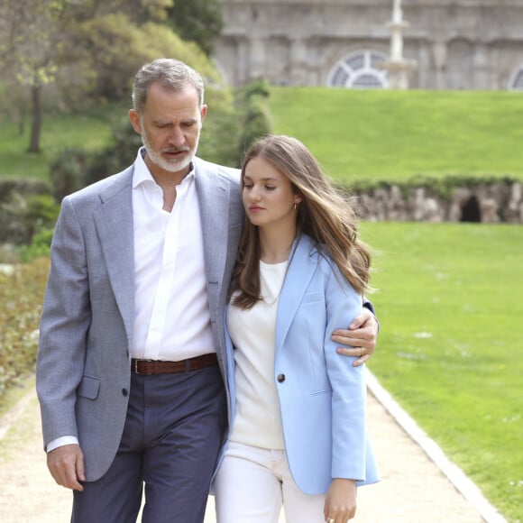 Amoureux, le couple apparait complice et fusionnel sur les photographies qui dévoilent également les magnifiques jardins historiques du Campo del Moro 
Le roi Felipe d'Espagne, la reine Letizia, leurs filles la princesse Leonor et la princesse Sofia posent à l'occasion de leur 20 ème anniversaire de mariage - Madrid le 17 mai 2024 © Casa de S.M. El Rey / Bestimage 