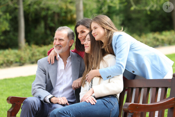 Le magazine Hola! a par ailleurs indiqué que le monarque a souhaité prendre des photos seul avec chacune de ses filles, dont il est très fier.
Le roi Felipe d'Espagne, la reine Letizia, leurs filles la princesse Leonor et la princesse Sofia posent à l'occasion de leur 20 ème anniversaire de mariage - Madrid le 17 mai 2024 © Casa de S.M. El Rey / Bestimage 