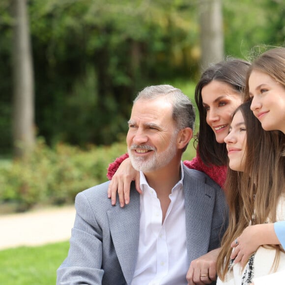 Le magazine Hola! a par ailleurs indiqué que le monarque a souhaité prendre des photos seul avec chacune de ses filles, dont il est très fier.
Le roi Felipe d'Espagne, la reine Letizia, leurs filles la princesse Leonor et la princesse Sofia posent à l'occasion de leur 20 ème anniversaire de mariage - Madrid le 17 mai 2024 © Casa de S.M. El Rey / Bestimage 