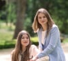 Élégantes, Leonor et Sofia avaient choisi de porter des tenues très bon marché pour ce shooting puisqu'elles ont opté pour des tenues signées Zara et Mango. 
Le roi Felipe d'Espagne, la reine Letizia, leurs filles la princesse Leonor et la princesse Sofia posent à l'occasion de leur 20 ème anniversaire de mariage - Madrid le 17 mai 2024 © Casa de S.M. El Rey / Bestimage 