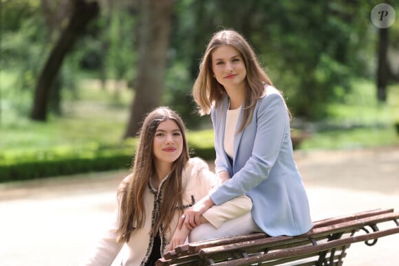 Élégantes, Leonor et Sofia avaient choisi de porter des tenues très bon marché pour ce shooting puisqu'elles ont opté pour des tenues signées Zara et Mango. 
Le roi Felipe d'Espagne, la reine Letizia, leurs filles la princesse Leonor et la princesse Sofia posent à l'occasion de leur 20 ème anniversaire de mariage - Madrid le 17 mai 2024 © Casa de S.M. El Rey / Bestimage 