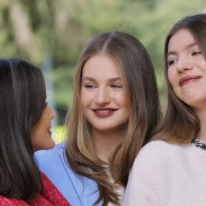 Leur maman Letizia a aussi fait le choix de la sobriété puisqu'elle porte une veste rouge corail Mango estimée à 80 euros.
Le roi Felipe d'Espagne, la reine Letizia, leurs filles la princesse Leonor et la princesse Sofia posent à l'occasion de leur 20 ème anniversaire de mariage - Madrid le 17 mai 2024 © Casa de S.M. El Rey / Bestimage 