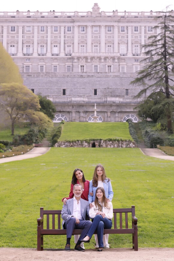 Le roi Felipe d'Espagne, la reine Letizia, leurs filles la princesse Leonor et la princesse Sofia posent à l'occasion de leur 20 ème anniversaire de mariage - Madrid le 17 mai 2024 © Casa de S.M. El Rey / Bestimage 