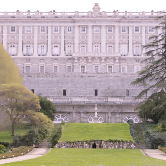 Le roi Felipe d'Espagne, la reine Letizia, leurs filles la princesse Leonor et la princesse Sofia posent à l'occasion de leur 20 ème anniversaire de mariage - Madrid le 17 mai 2024 © Casa de S.M. El Rey / Bestimage 