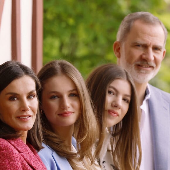 Devenus parents de Sofia et Leonor (nées respectivement en 2007 et 2005), le couple a célébré cette année leurs 20 ans de mariage et ont souhaité immortaliser ce jour si particulier en partageant une dizaine de clichés dans les jardins du Palais Royal.
Le roi Felipe d'Espagne, la reine Letizia, leurs filles la princesse Leonor et la princesse Sofia posent à l'occasion de leur 20 ème anniversaire de mariage - Madrid le 17 mai 2024 © Casa de S.M. El Rey / Bestimage 