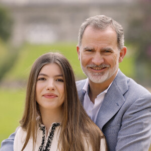 Le roi Felipe d'Espagne, la reine Letizia, leurs filles la princesse Leonor et la princesse Sofia posent à l'occasion de leur 20 ème anniversaire de mariage - Madrid le 17 mai 2024 © Casa de S.M. El Rey / Bestimage 