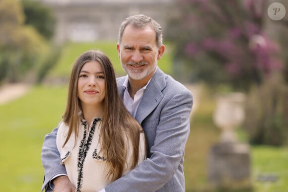 Le roi Felipe d'Espagne, la reine Letizia, leurs filles la princesse Leonor et la princesse Sofia posent à l'occasion de leur 20 ème anniversaire de mariage - Madrid le 17 mai 2024 © Casa de S.M. El Rey / Bestimage 