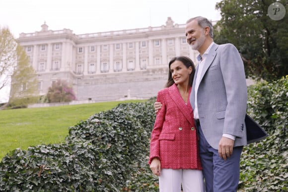 Le roi Felipe d'Espagne, la reine Letizia, leurs filles la princesse Leonor et la princesse Sofia posent à l'occasion de leur 20 ème anniversaire de mariage - Madrid le 17 mai 2024 © Casa de S.M. El Rey / Bestimage 