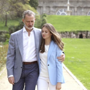 Le roi Felipe d'Espagne, la reine Letizia, leurs filles la princesse Leonor et la princesse Sofia posent à l'occasion de leur 20 ème anniversaire de mariage - Madrid le 17 mai 2024 © Casa de S.M. El Rey / Bestimage 