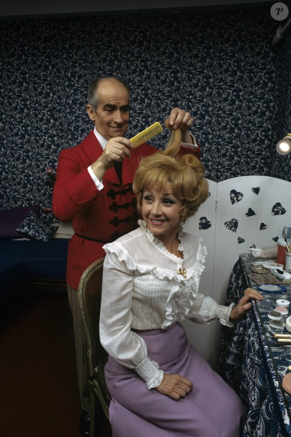 Archives - En France, à Paris, dans leur loge du Théâtre de la Comédie des Champs-Elysées, Mony Dalmes et Louis de Funès en novembre 1973.