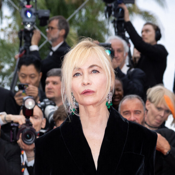 Emmanuelle Béart, actuellement à Cannes viendra sans doute la soutenir !
Emmanuelle Béart - Montée des marches du film " Le deuxième acte " pour la cérémonie d'ouverture du 77ème Festival International du Film de Cannes, au Palais des Festivals à Cannes. Le 14 mai 2024 © Olivier Borde / Bestimage 