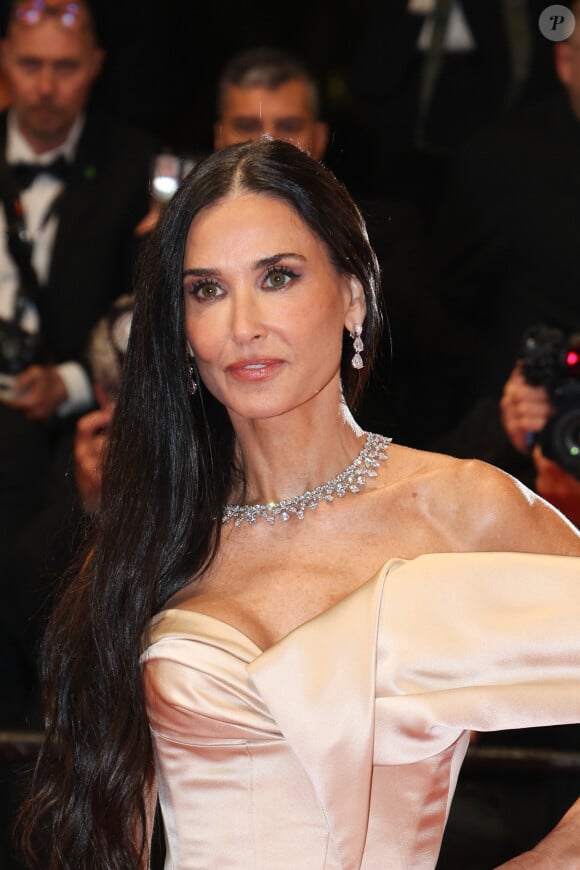 Demi Moore - Montée des marches du film « The Substance » lors du 77ème Festival International du Film de Cannes, au Palais des Festivals à Cannes. Le 19 mai 2024 © Jacovides-Moreau / Bestimage